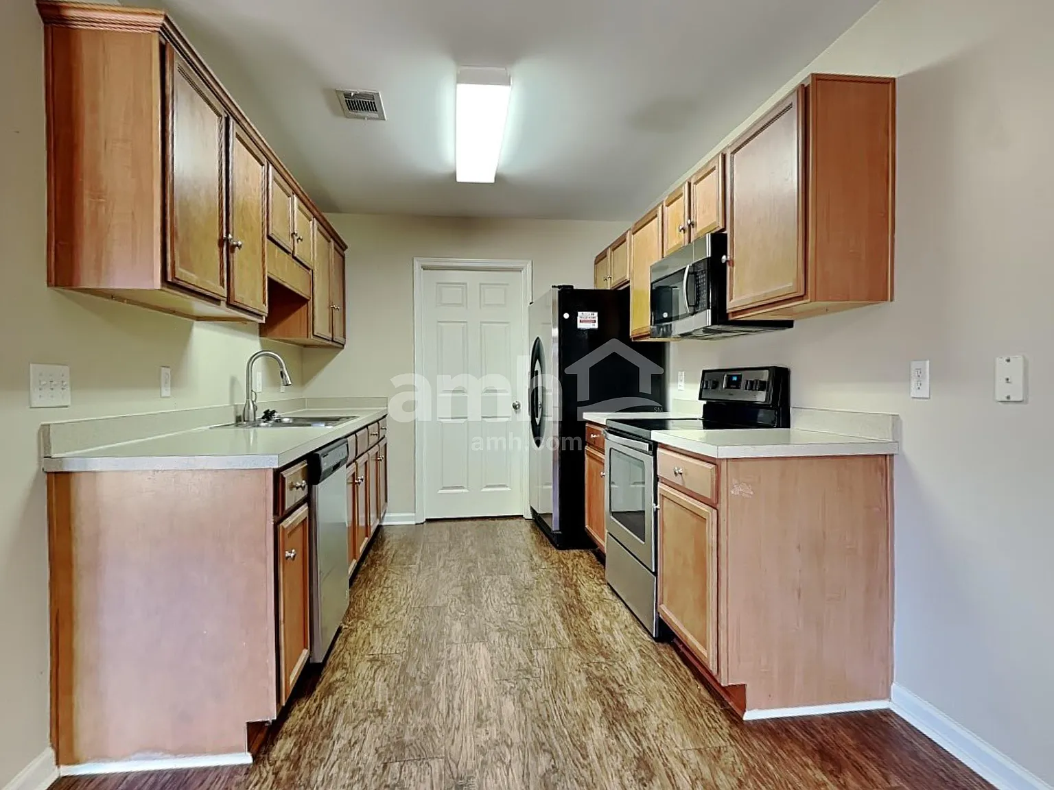 3 bed, 2.0 bath, 1443 sqft, $2,120 — Photo 3