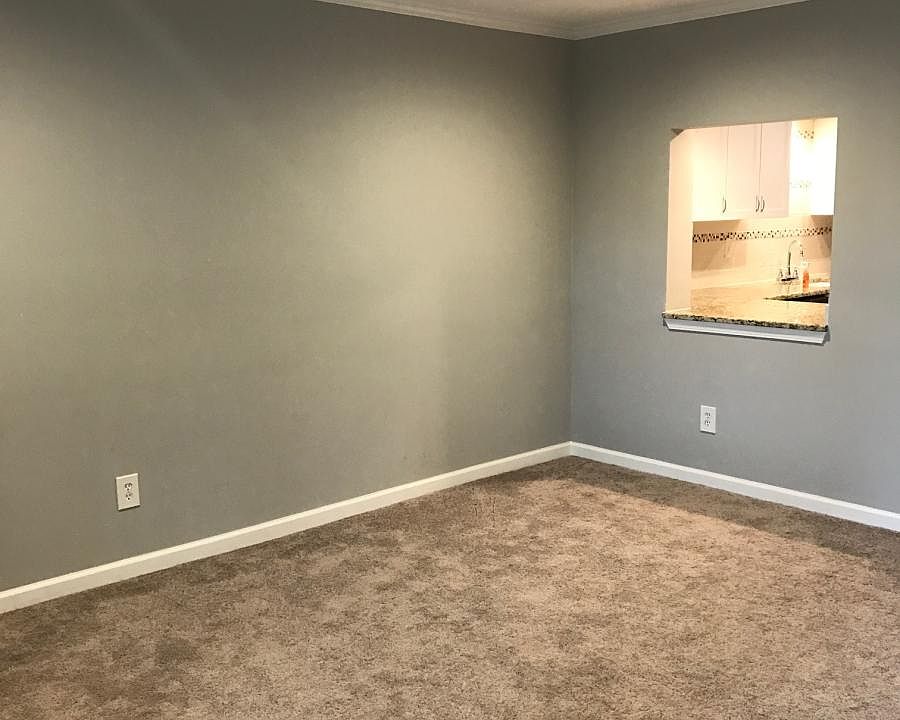 Living room w/kitchen opening