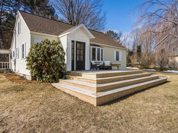 10099 W Aylsworth St, Empire, MI 49630