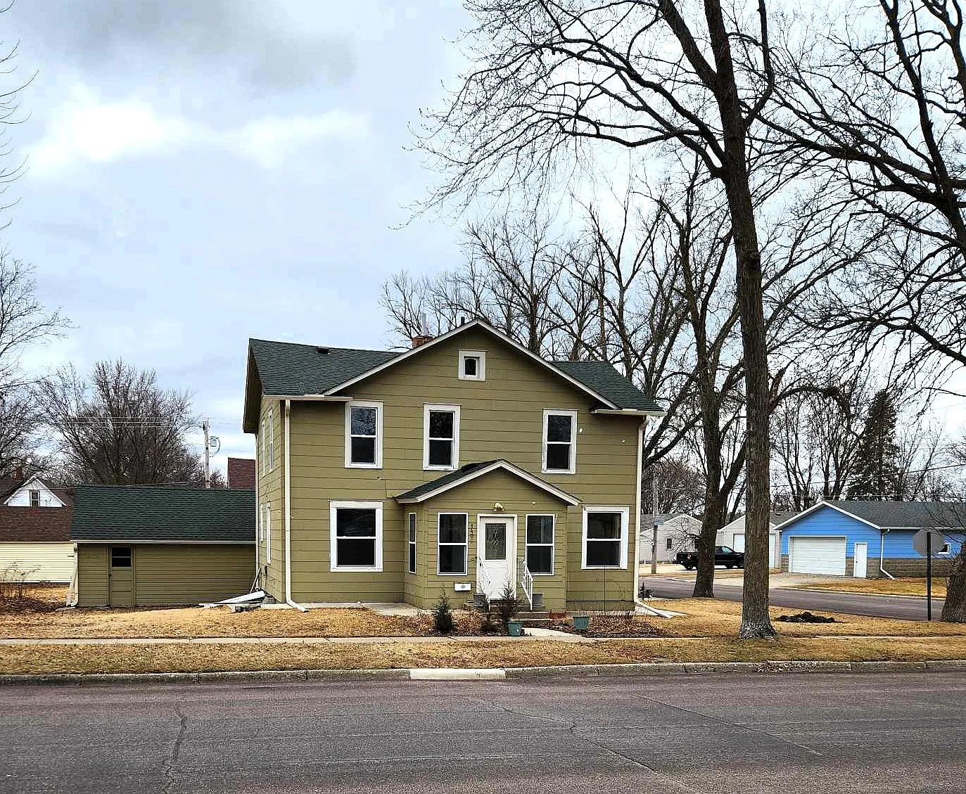 4 bed, 2200 sqft, $1,900 — Photo 1