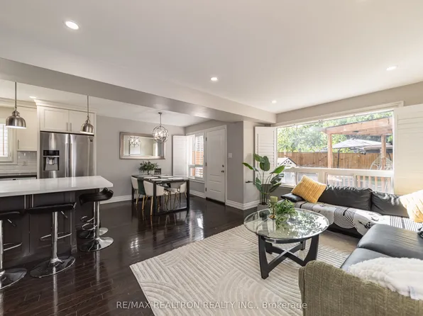 2 Lynedock Cres, Toronto, ON M3A 2A8