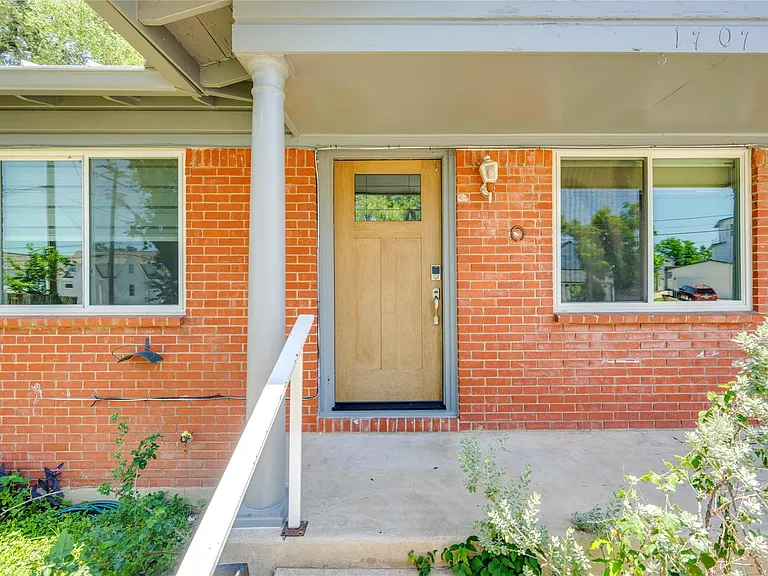 1707 Overhill Dr — Photo 3