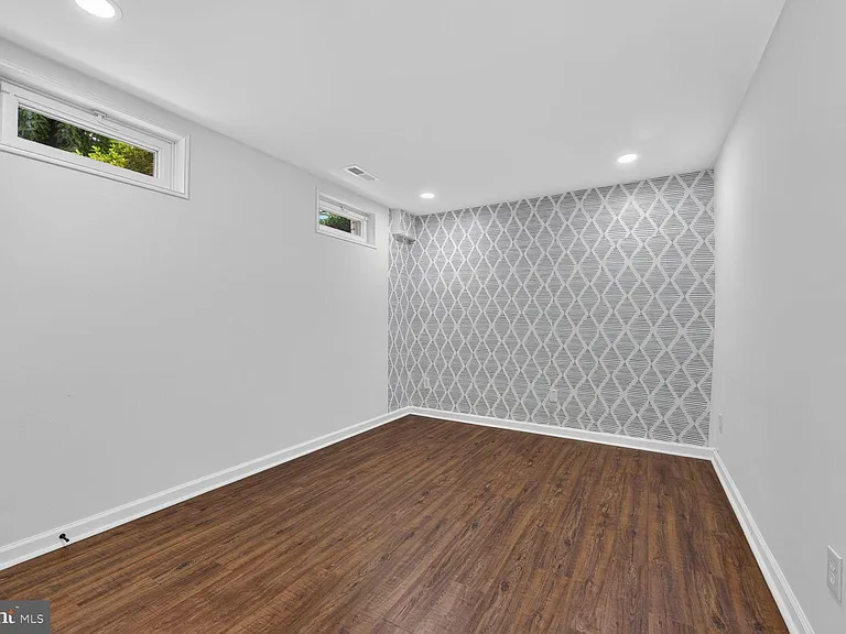 7426 Hallcrest Dr — Photo 28