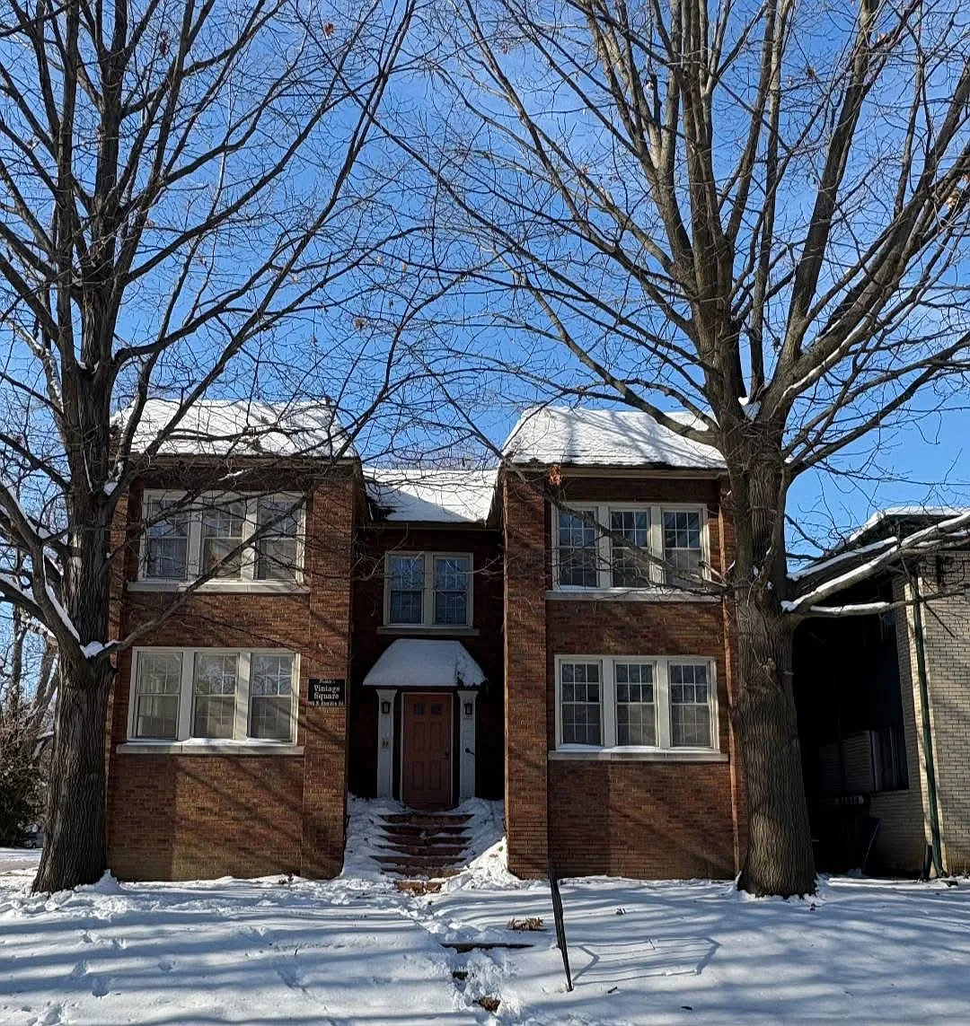 Building Photo - 905 N Sheridan Rd #D