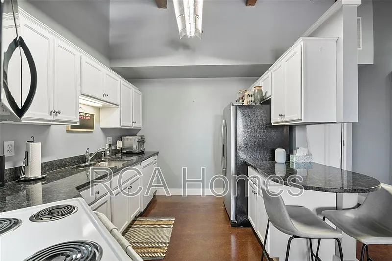 1 bed, 1.0 bath, $1,300 — Photo 3
