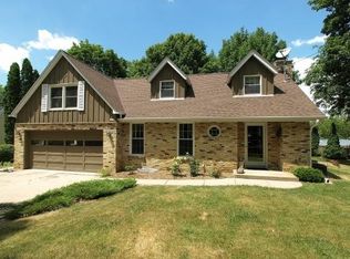 7189 S Wallace Lake Dr, West Bend, WI 53090