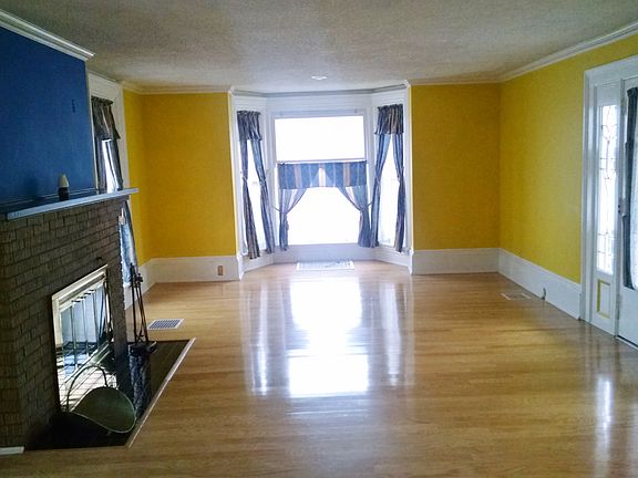 living room w/fireplace