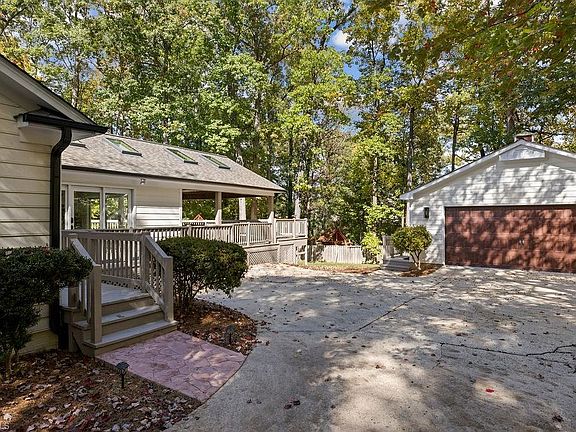 4th image of 5 Round Hill Ct