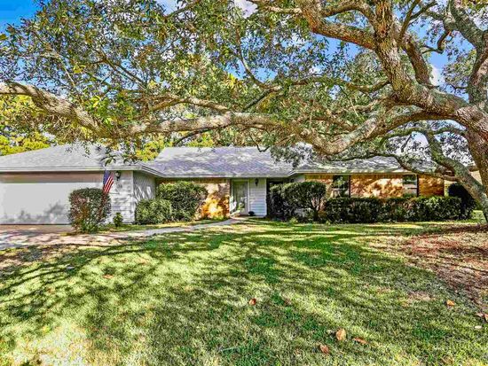1328 Tiger Ln, Gulf Breeze, FL 32563