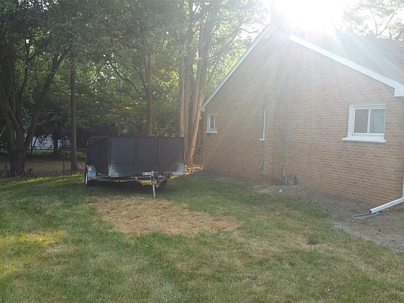 4th image of 396 Firwood St