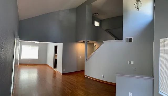 467 Whitney Ave — Photo 2