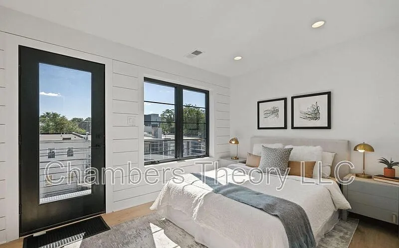 Building Photo - 1635 Holbrook St NE #4