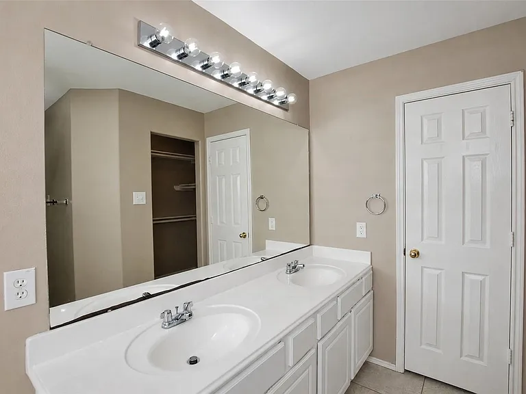 4711 Buescher Ct — Photo 11