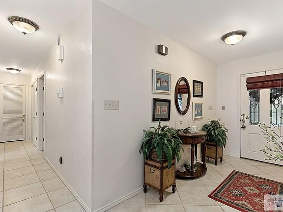 2nd image of 1822 Swan Ln
