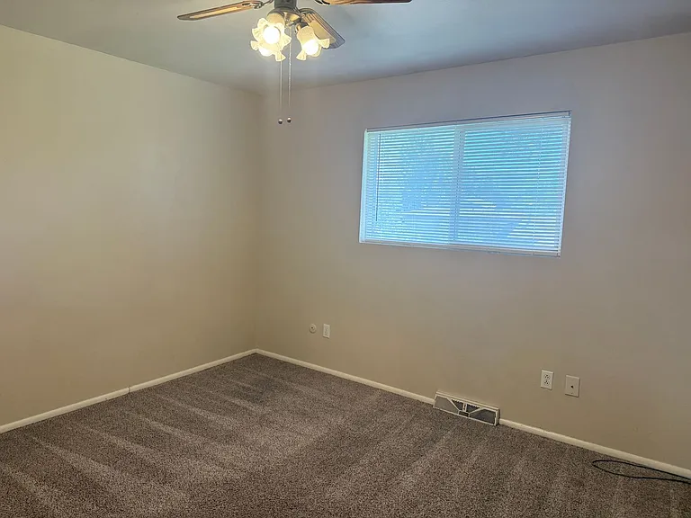 1938 Berkshire Ln — Photo 11