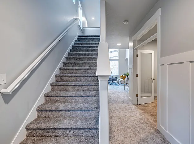 586 N Hill View Dr — Photo 2