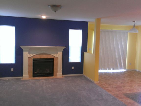 Living room - foyer view