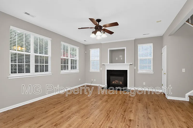 4 bed, 2.5 bath, 2484 sqft, $2,595 — Photo 3