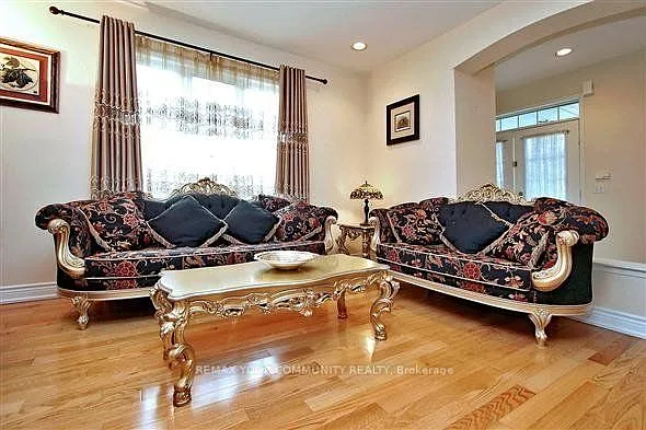 33 Golden Oak Ave — Photo 2