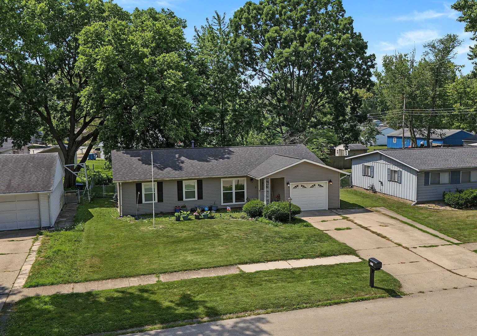 Charming 3-Bedroom Ranch with Attached Garage & Spacious Backyard in Southwest Champaign! — Photo 3
