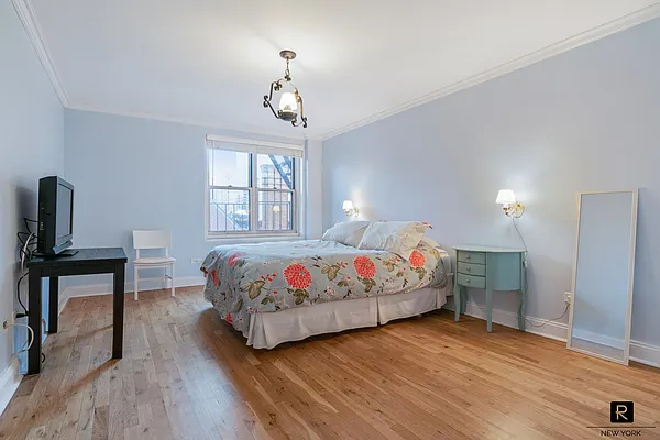 Sold by R New York | media 4