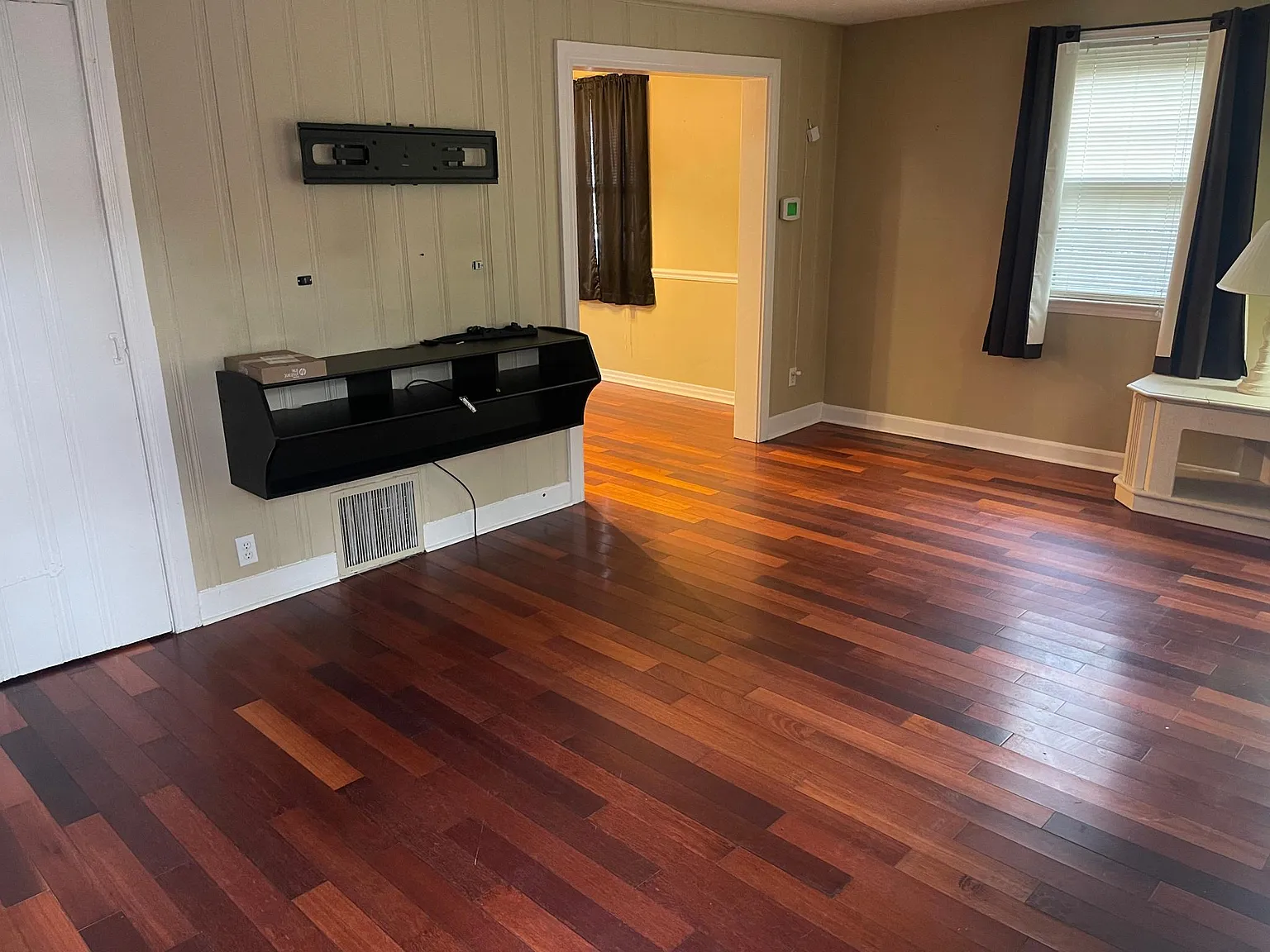 3 bed, 1300 sqft, $1,900 — Photo 2