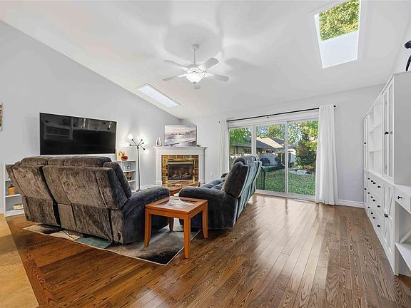 5th image of 260 Cassandra Blvd