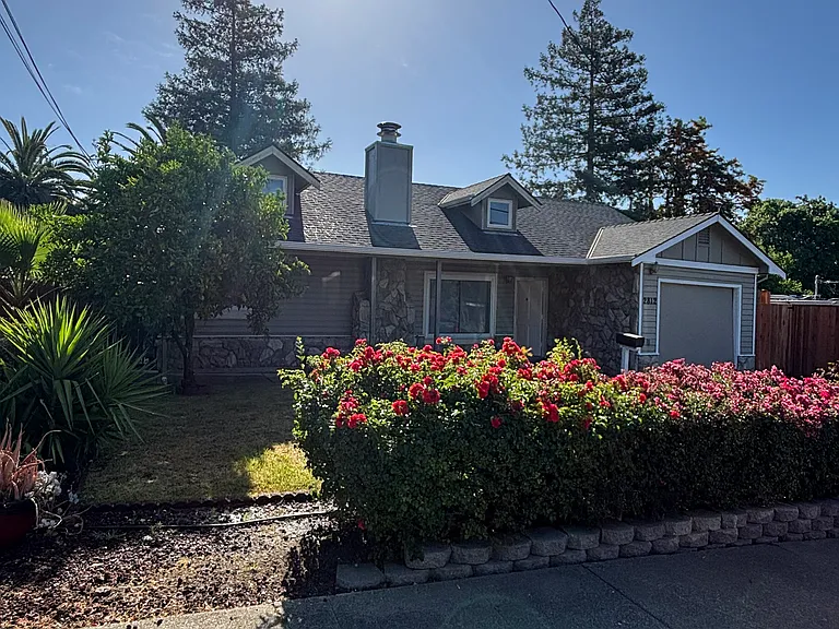 2812 Glenside Dr — Photo 3