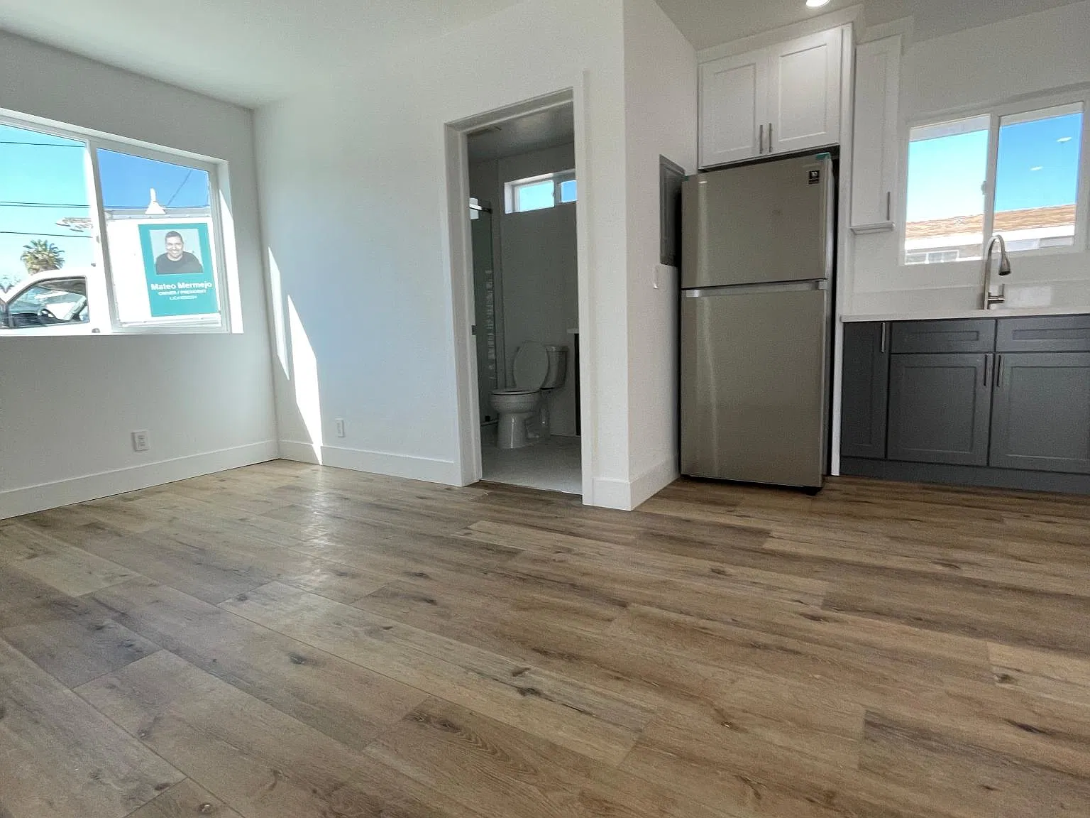 8600 1/2 Penfield Ave — Photo 4