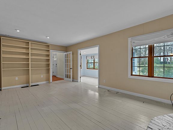 5th image of 1010 Allegan St