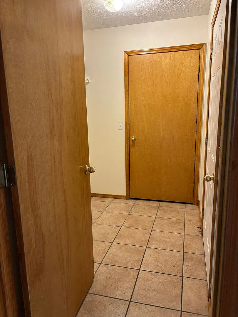 All brick, 3 bedroom, 2 bathrom, 2 car garage ranch home in the Kickapoo school boundaries — Photo 4