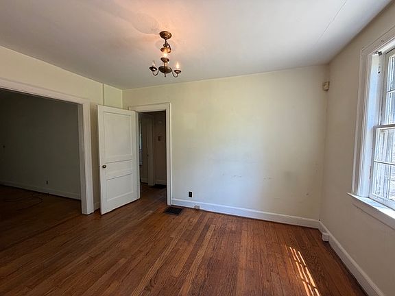 3rd image of 1412 E Riverwood Dr