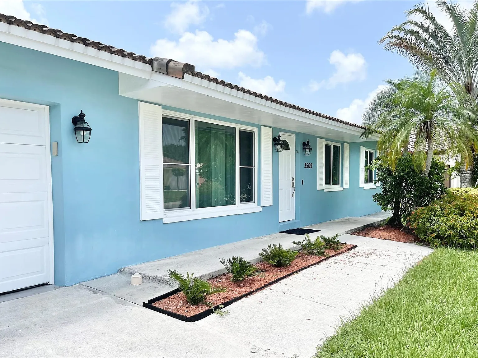 3 bed, 2.0 bath, 1427 sqft, $4,900 — Photo 2