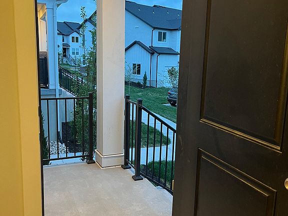 Balcony/Entrance