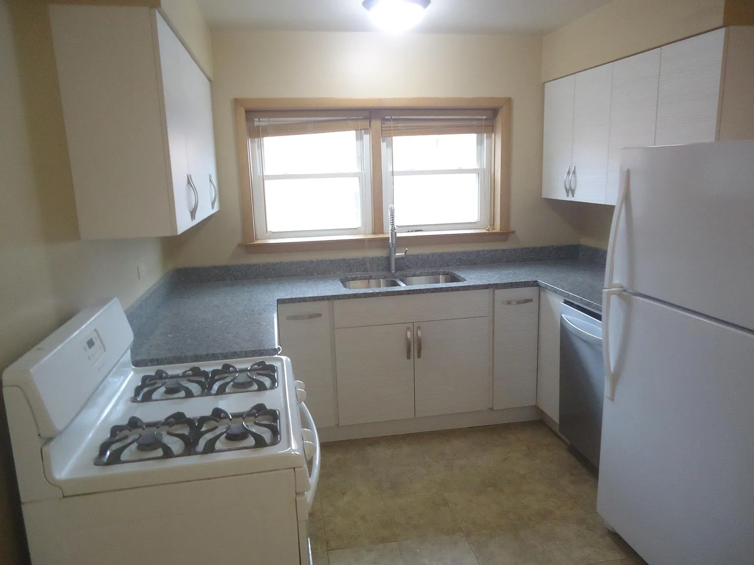 3 bed, 1.5 bath, 1000 sqft, $2,500 — Photo 2