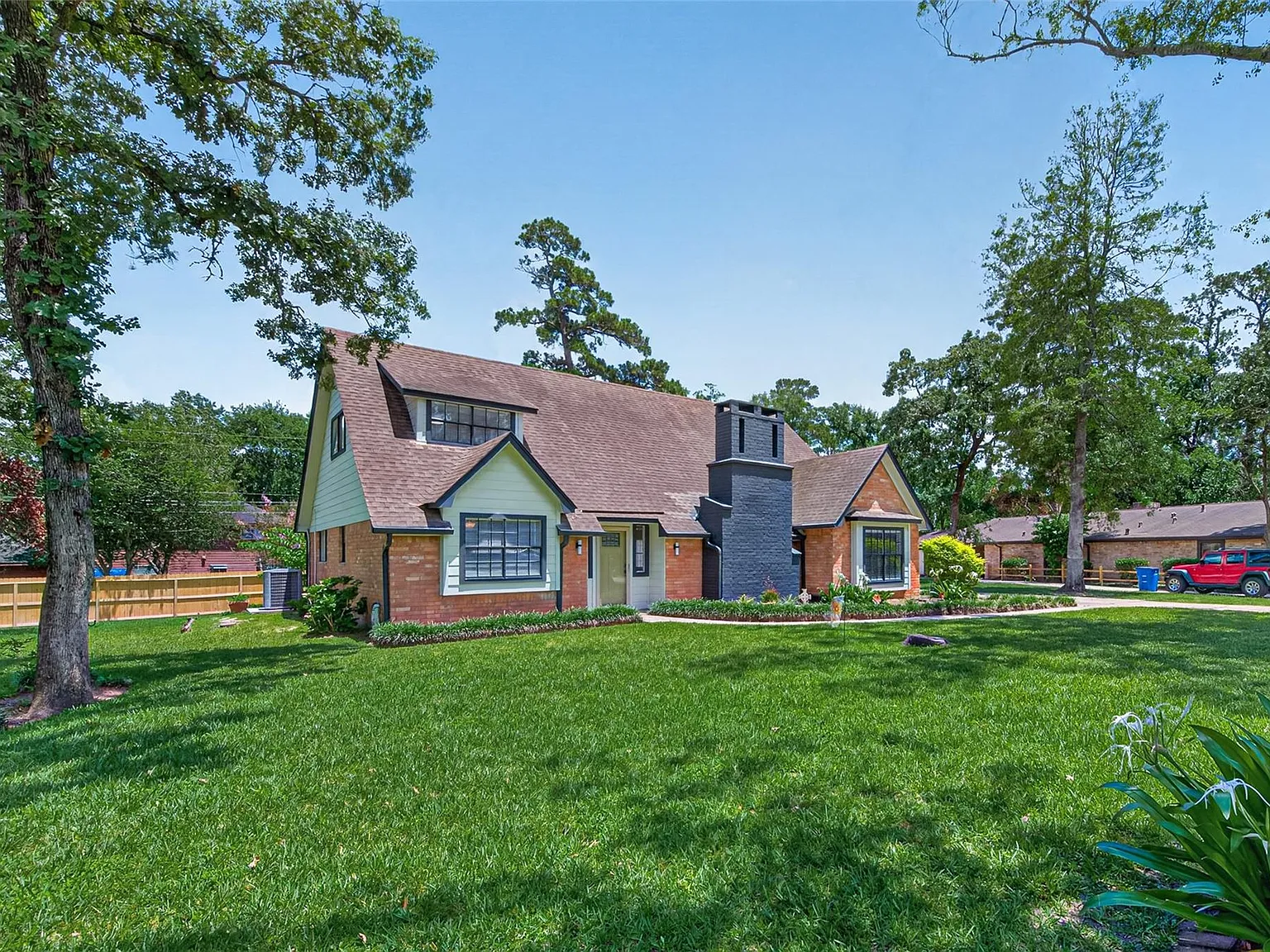5 bed, 2.5 bath, 2212 sqft, $2,500 — Photo 3
