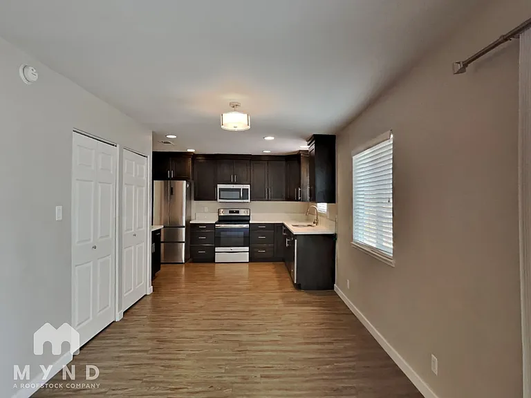 1013 James Lovell St — Photo 6