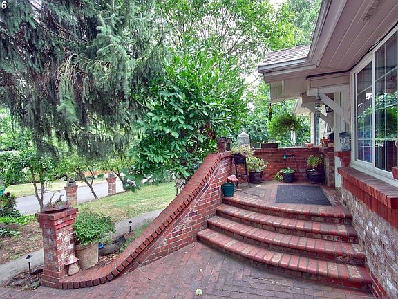 3rd image of 3226 SE Sellwood St