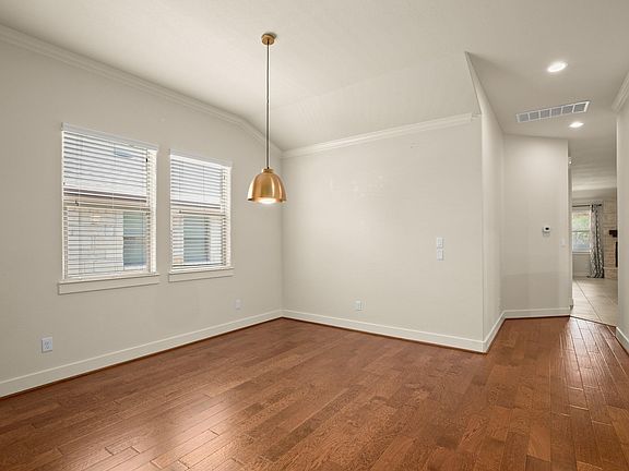 5th image of 301 Bluff St