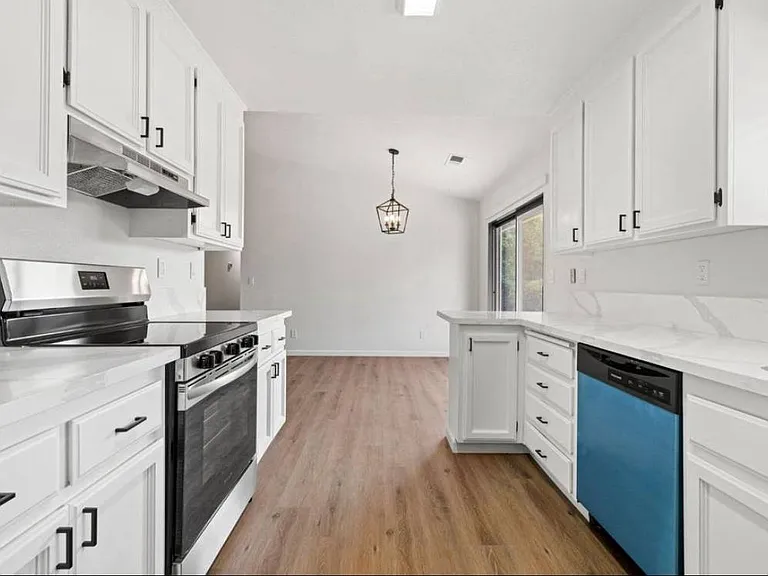 3427 Bristol Ct — Photo 4