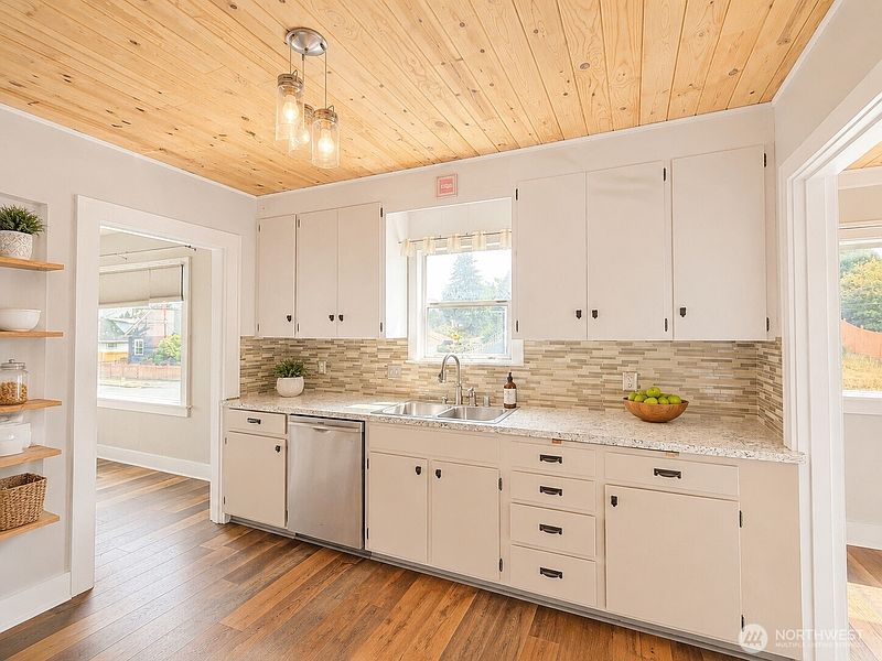 4th image of 3528 Hoyt Avenue