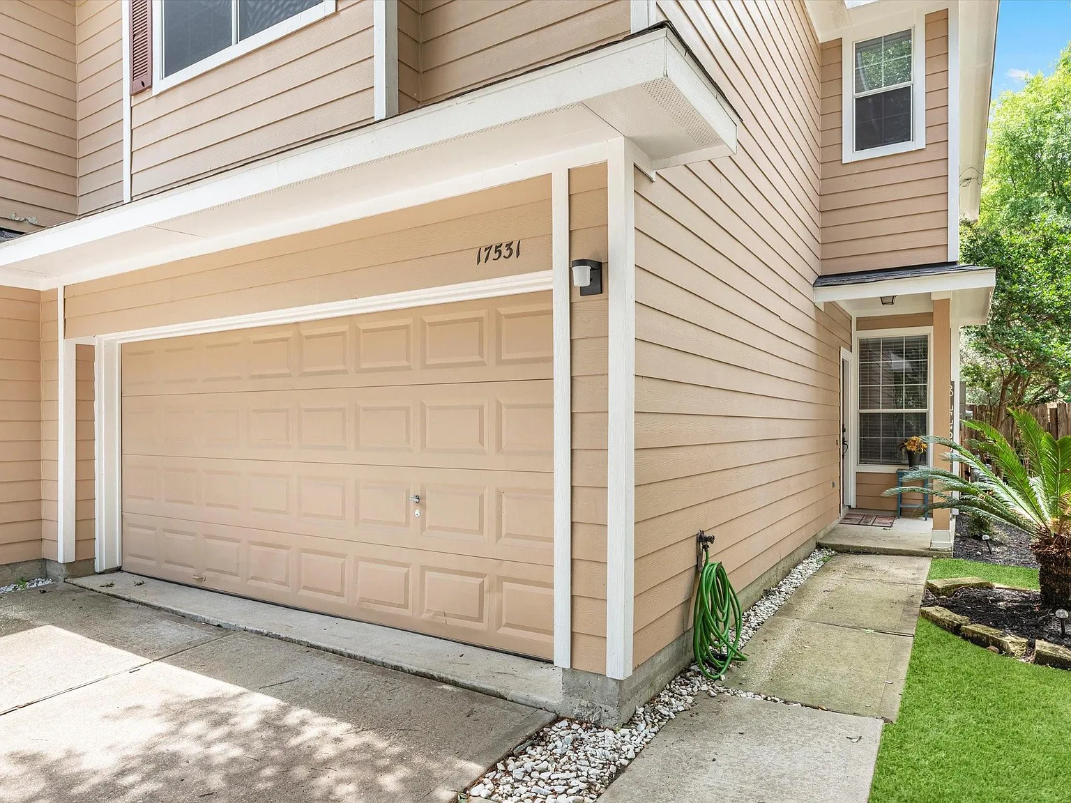 3 bed, 2.5 bath, 1459 sqft, $1,900 — Photo 2