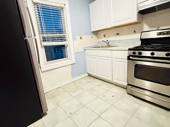 4th image of 9114 182nd St #2