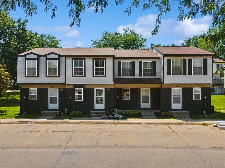2555 Clearwater Ct — Photo 3