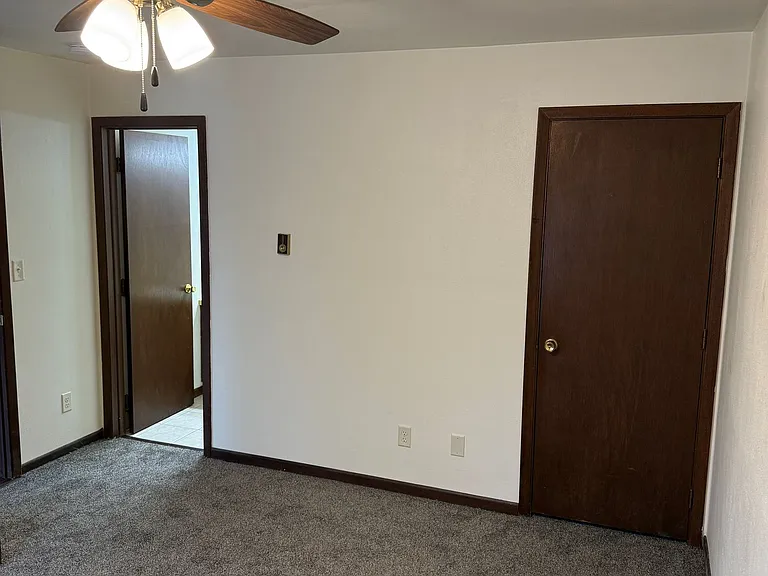 Immaculate Updated 1 Bedroom with 1 Bath — Photo 15