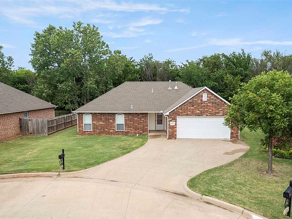 2nd image of 822 E Lauren Ln