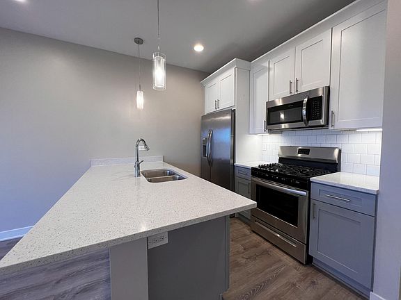 3rd image of 3603 W Ainslie St #11