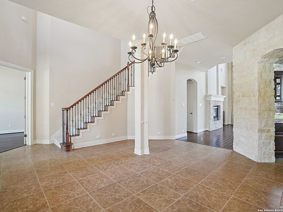 4th image of 923 Gazania Hill