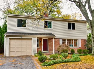 211 Riverside Dr, Northfield, IL 60093