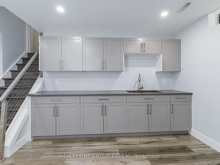 326 Prince Of Wales Dr — Photo 19